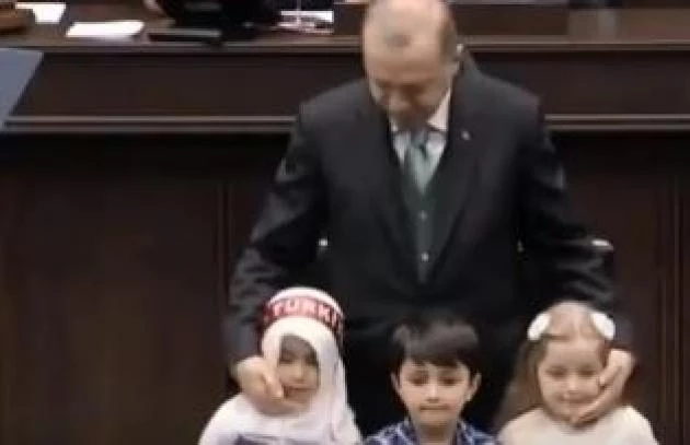 Ο Ερντογάν επιστρατεύει παιδάκια για να κάνει πολεμική προπαγάνδα-Δείτε το βίντεο